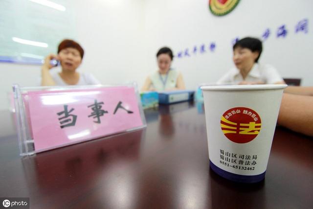 打官司要多少钱？打官司的费用由原告出还是被告出？