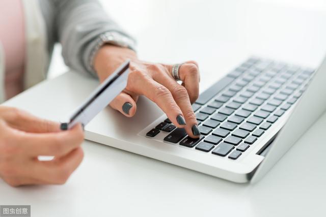 在你办理信用卡后，逾期超过三个月或银行催款两次以上还不还款的，银行就会冻结卡片并将其列为禁入类客户，接着银行就会到法院起诉。