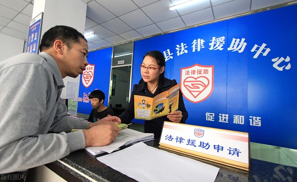 打官司请律师一般要多少钱？法官“剧透”3个不花钱请律师的方法