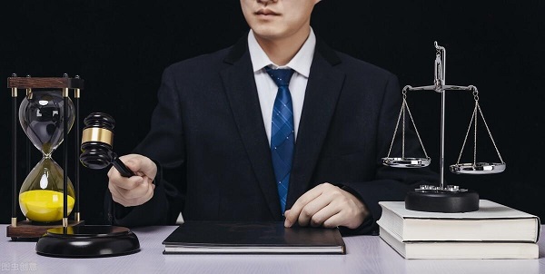 自己起诉好还是请律师好？这些才是你该关注的