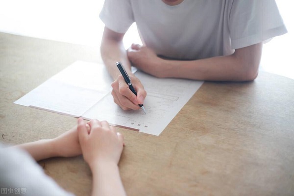 人身损害赔偿金属于夫妻共同财产吗？当心多分财产给对方